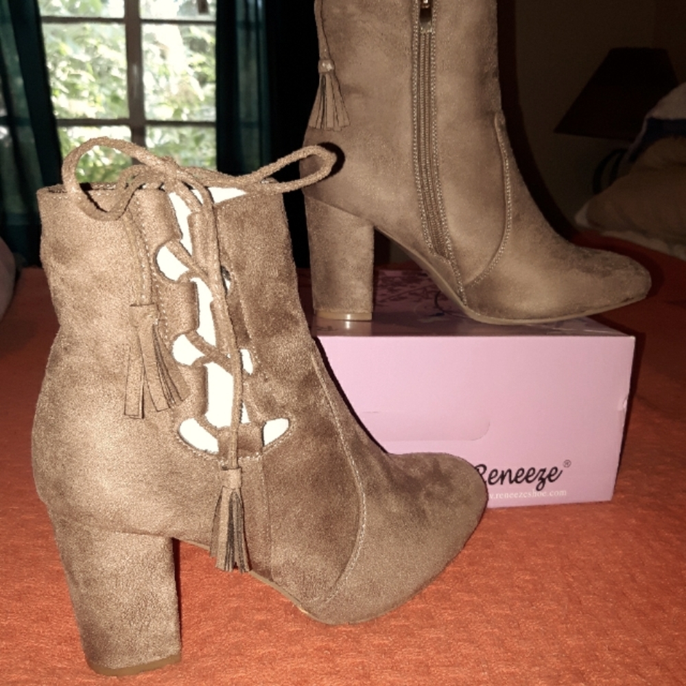Never been worn, taupe boots sz 71/2